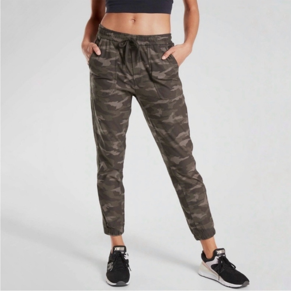 Athleta Farallon Camo Jogger Pant‎s Size 2